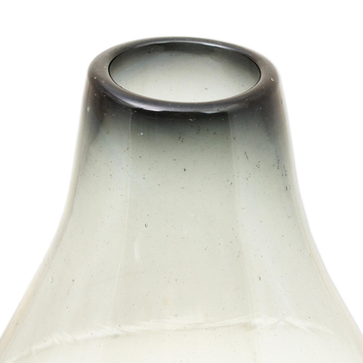 Vase aus mundgeblasenem Glas, „Smokey Haze“ – Flaschenförmige rauchfarbene Vase aus recyceltem Glas aus Mexiko