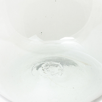 Vase aus mundgeblasenem Glas, „Smokey Haze“ – Flaschenförmige rauchfarbene Vase aus recyceltem Glas aus Mexiko