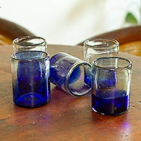 Vasos de jugo de vidrio soplado, 'Jalisco Blue' (juego de 6) - Vasos de jugo azul degradado soplados a mano ecológicos (juego de 6)