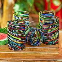 Glasbecher, 'Swirling Rainbows' (6er-Set) - Wirbelnde mehrfarbige Becher aus recyceltem Glas (6er-Set)