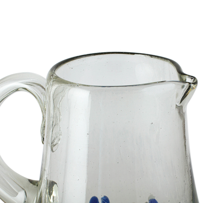 Glaskrug - Mundgeblasener Glaskrug mit Blau und Weiß aus Mexiko