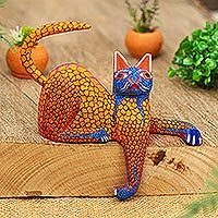 Alebrije-Skulptur aus Holz, „Meine Domäne in Gold“ – Blaue und goldene Copal-Holzkatze Alebrije aus Oaxaca