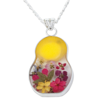 collar con colgante de flor natural - Collar con colgante de flor natural con matrioska rubia