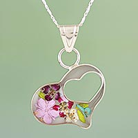 Collar colgante de plata de ley, 'Corazón de flores rosas' - Collar colgante de plata de ley de doble corazón de resina transparente