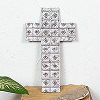 Cruz de aluminio repujado, 'Amber Crystal Glow' - Cruz de pared de aluminio con estampado de flores y cristales