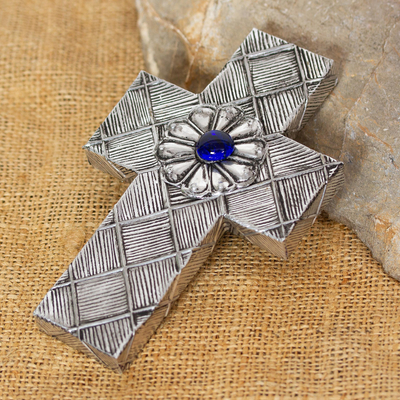 Kreuz aus Aluminium-Repousse - Mexikanisches Repousse-Wandkreuz mit Blume und blauem Glas