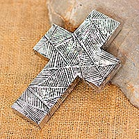 Aluminium-Repousse-Kreuz, „Mexican Belief“ – Wandkreuz aus oxidiertem, kreuzschraffiertem Aluminium-Repousse