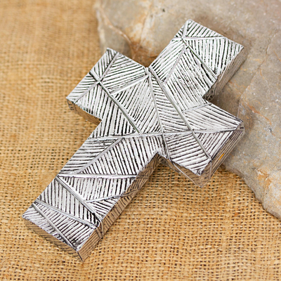 Kreuz aus Aluminium-Repousse - Wandkreuz aus oxidiertem, kreuzgeschraffiertem Aluminium-Repousse