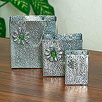 Dekobeutel aus Aluminium-Repousse, 'Green Luxury' (3er-Set) - Aluminiumdekorationen mit Blumen aus Mexiko (3er-Set)