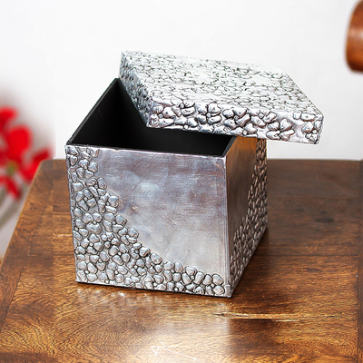 Caja decorativa de aluminio repujado - Caja decorativa floral de aluminio repujado de México