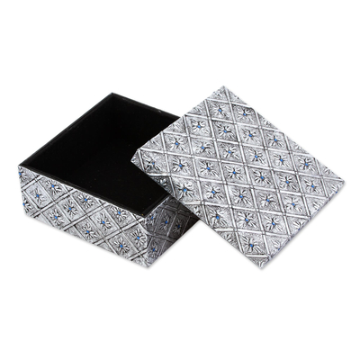 Dekorative Box aus Aluminium-Repousse - Dekorative Box mit Deckel aus Aluminium mit blauen Kristallen