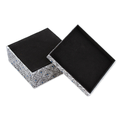 Dekorative Box aus Aluminium-Repousse - Dekorative Box mit Deckel aus Aluminium mit blauen Kristallen