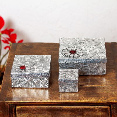 3 Cajas Decorativas con Tapa Estilo Regalo de Aluminio Repousse, 'Regalos  alegres