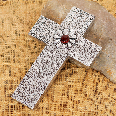 Cruz de aluminio repujado - Cruz decorativa de pared en aluminio repujado con flor de ámbar