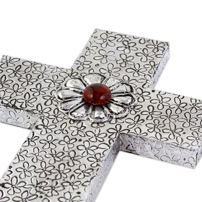 Kreuz aus Aluminium-Repousse - Dekoratives Wandkreuz aus Aluminium-Repousse mit Bernsteinblume