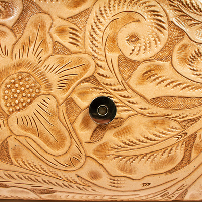 Lederschlinge - Umhängetasche aus mandelbeigem Leder mit geprägtem Muster