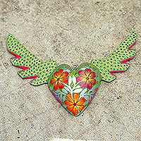 Wandakzent aus Holz, „Oaxaca-Herz in Grün“ – handbemalter geflügelter Herz-Wandakzent