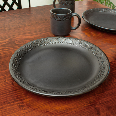 Platos llanos de cerámica hechos a mano (par) - Tradición en Negro