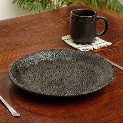 Plato de cena de cerámica, 'Medianoche en Puebla' - Plato de cena de cerámica negra artesanal