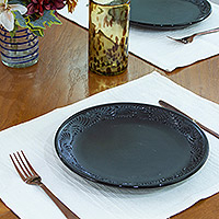 Platos de almuerzo de cerámica, 'Dark Palace' (par) - Par de platos de almuerzo de cerámica de Talavera hechos a mano en negro