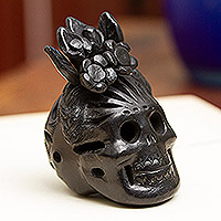 Figura de cerámica, 'Frida Oscura' - Figura Calavera de Barro Negro de México
