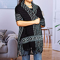 Rebozo-Schal aus Baumwolle, „Narrow Night Paths“ – Schwarz-weißer, gewebter, bestickter Rebozo-Schal mit Rückengurt