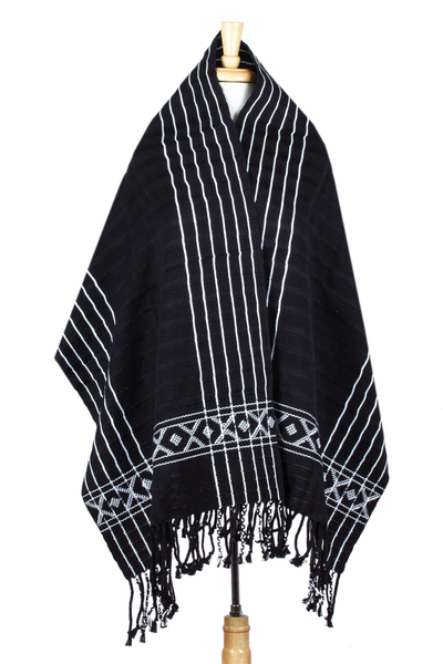 Rebozo-Schal aus Baumwolle - Schwarz-weißer, mit Rückenriemen gewebter, bestickter Rebozo-Schal