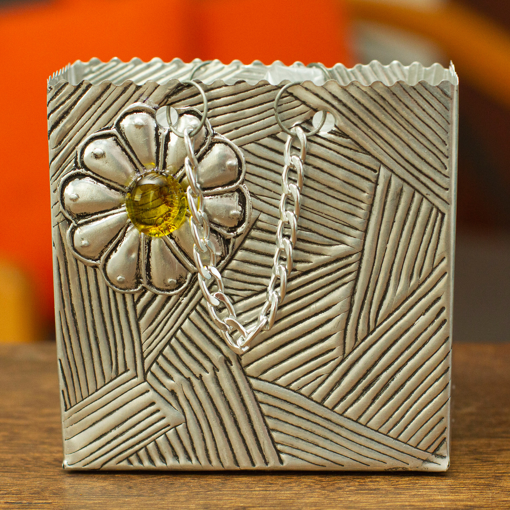 Caja decorativa floral de aluminio repujado de México - cascada de flores