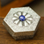 Caja decorativa de aluminio. - Caja decorativa de aluminio hexagonal con flor de México.