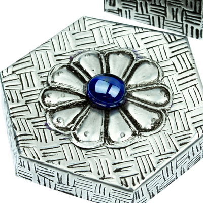 Dekorative Box aus Aluminium - Sechseckige dekorative Aluminiumbox mit Blume aus Mexiko