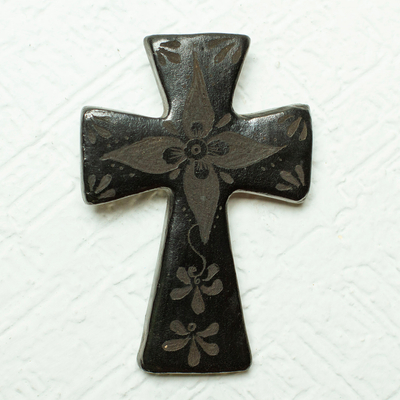 Cruz de pared de barro negro, 'Pequeña Flor de la Suerte' - Cruz de pared de cerámica de barro negro mexicano hecha a mano