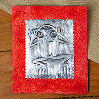 Tarjeta de felicitación de aluminio y papel amate, 'Mighty Frog' - Tarjeta de felicitación de aluminio con grabado en relieve y marco de papel