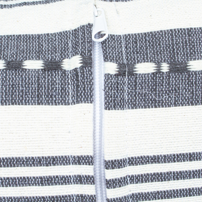 Kissenbezug aus Baumwolle - Handgewebter Kissenbezug in Elfenbein und Grau aus Mexiko