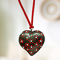 Collar colgante Barro negro, 'Corazón de Amor' - Collar colgante de cerámica negra pintado a mano en forma de corazón
