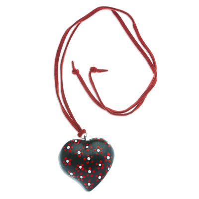 collar colgante barro negro - Collar con colgante de cerámica negra pintada a mano en forma de corazón