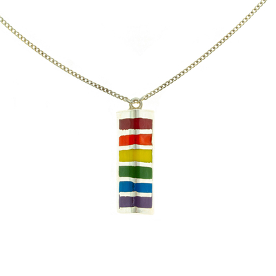 Halskette mit Anhänger aus emailliertem Sterlingsilber, „Pyramide des Stolzes“ – Halskette mit Anhänger aus Sterlingsilber mit Regenbogenakzent