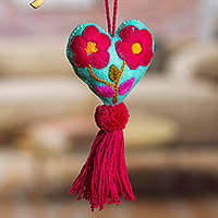 Wollfilz-Ornament, „Bright Floral Heart“ – handbesticktes herzförmiges blaues Wollfilz-Ornament