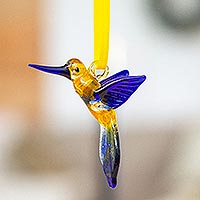Adorno de vidrio reciclado, 'Red Paradise Hummingbird' - Adorno de colibrí de vidrio reciclado soplado a mano en rojo