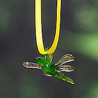 Ornament aus recyceltem Glas, „Moss Green Transformation“ – mundgeblasenes Libellenornament aus recyceltem Glas in Moosgrün