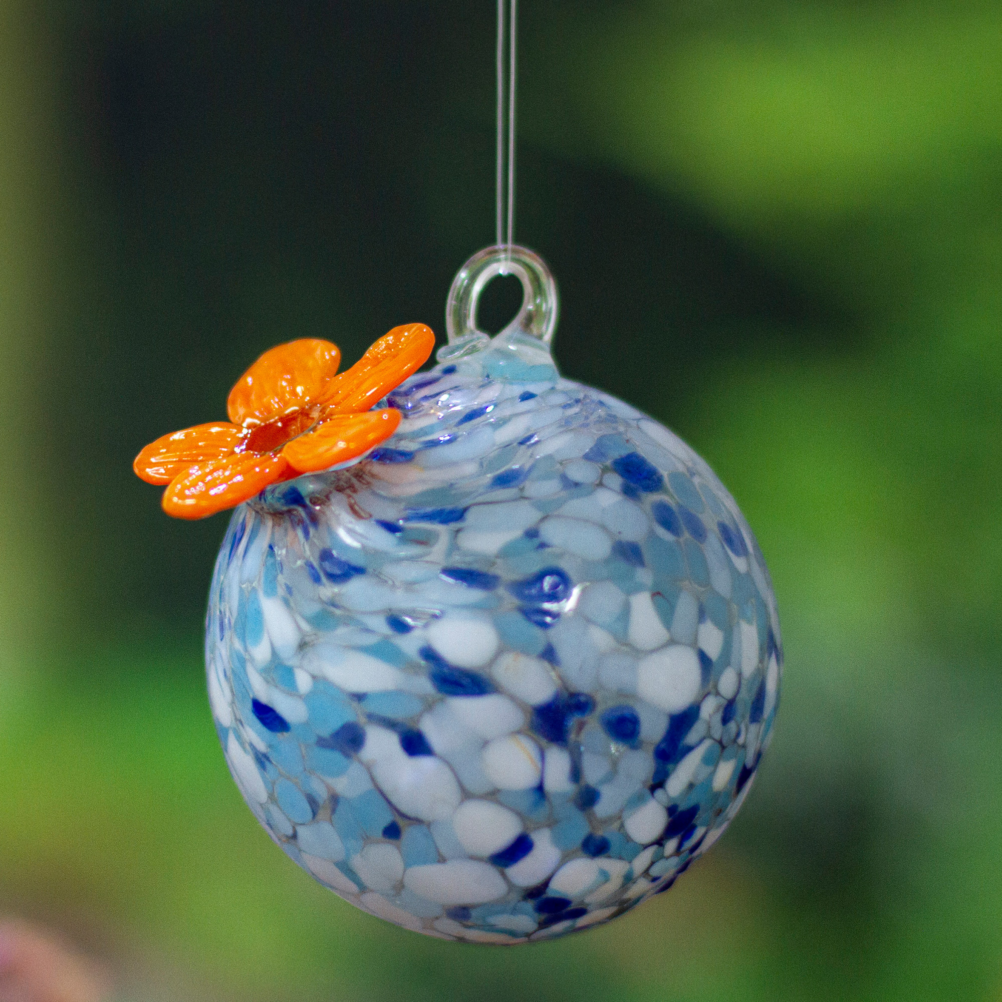 Blauer Kolibri-Futterspender aus recyceltem Glas, mundgeblasen in Mexiko,  „Lapis Gratitude“