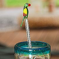 Agitador de cóctel de vidrio reciclado, 'Guacamayo encantador' - Agitador de cóctel mexicano de vidrio reciclado con guacamayo colorido