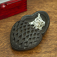 Barro Negro Mini-Schmuckkästchen, „Herz & Tropfen“ – Barro Negro Mini-Schmuckkästchen aus schwarzer Keramik, hergestellt in Mexiko