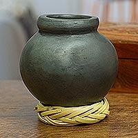 Dekorative Mini-Vase von Barro Negro, „Smooth Black“ – Dekorative Mini-Vase aus schwarzer Keramik von Barro Negro