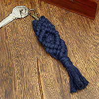 Schlüsselanhänger aus recycelter Baumwolle, „Blue Structure“ – Mexikanischer Makramee-Schlüsselanhänger aus recycelter Baumwolle in Blau