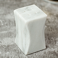 Salero de mármol, 'Tasty Marble Tower' - Salero de mármol gris pálido hecho a mano en México