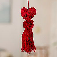 Ornament aus Wollfilz und Baumwolle, „Kleines Herz in Granat“ – Herzförmiges Ornament aus Wollfilz mit Baumwollstickerei in Granat