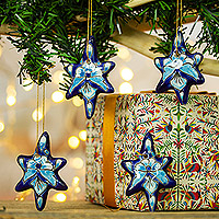 Adornos de cerámica, 'Crepúsculo Floral' (set de 4) - Set de 4 Adornos Artesanales de Estrella de Talavera en Cerámica Azul