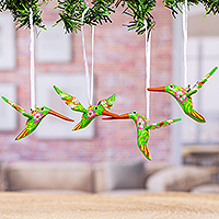 Holzornamente „Kiwi Flutter“ (4er-Set) – Set mit 4 handgefertigten Vogelornamenten aus Kopalholz in Kiwi