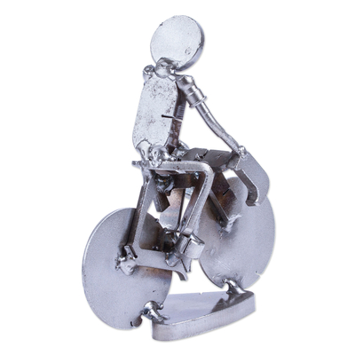Estatuilla de chatarra reciclada - Estatuilla de hombre en bicicleta hecha a mano con chatarra reciclada