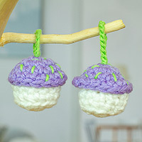 Encanto de ganchillo, 'Postre violeta' (par) - Par de amuletos de cupcakes de ganchillo en violeta y blanco